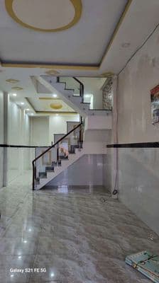 Nhà nguyên căn 1 trệt 2 lầu 4x20m, mặt đường nhựa thông gần cây xăng61