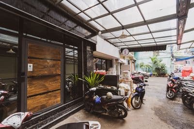 Mặt bằng đối diện New World, Khu vực khách Tây