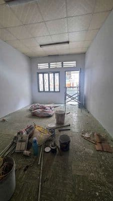 Đang sơn mới 3 phòng 4,5 x 15m