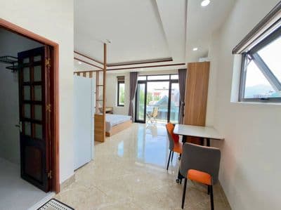 Căn hộ full nội thất ban công 2PN gần biển Sơn Trà, Đà Nẵng