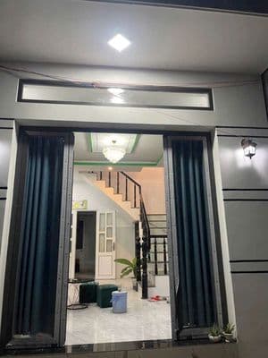 cho thuê nhà lầu mới gần cổng chào xã qui đức ql50