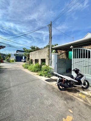 Nhà cấp 4 sân ô tô Bình Nhâm