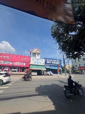 Chính chủ cần bán căn nhà ngã 4 mặt tiền đường cmt8