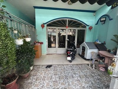 Chính chủ bán nhà mặt tiền đường 102 - cách man thiện 50m .