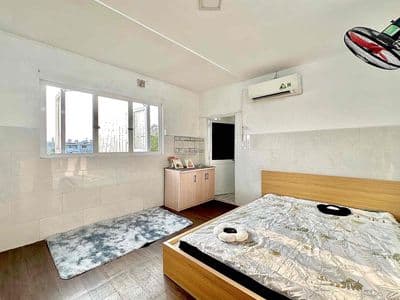 Chính chủ - cửa sổ - ban công - mới khai trương