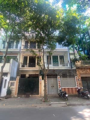 Cho thuê nhà đẹp phố Nguyễn Thị Định. DT 70m2, 5 tầng. Giá 33 triệu