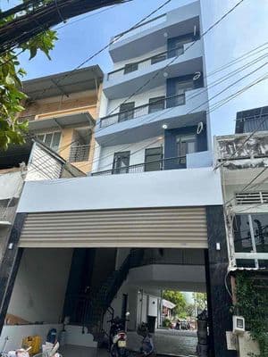 nhà mới xây 100% 2 mặt tiền trước sau đậu được 2 xe oto trong nhà