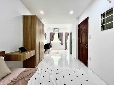 Khai trương phòng mới ban công cửa sổ, rộng rãi tiện nghi