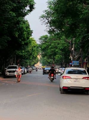 Nhà Phố Trạm, Long Biên, Ô tô đỗ cửa