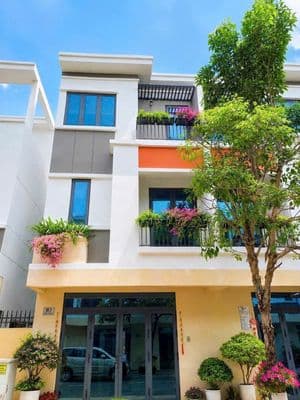 Nhà ở cao cấp ngay mặt tiền đường