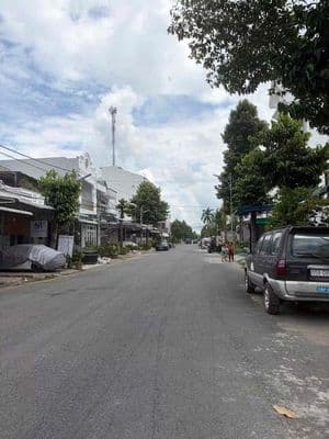 Nhà 10x17m trống suốt kdc Hồng Loan