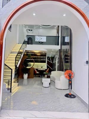 Bán Nhà Sổ Chung 4m4x13,đúc lửng ,HXH 2tỷ650tr,2/ Lê Văn khương
