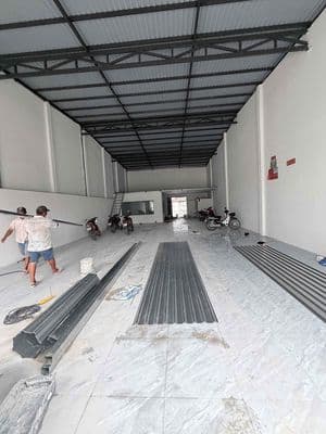 Cho thuê kho 550m2 20tr - nền gạch men có văn phòng sân trc sau rộng