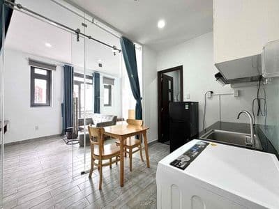 Căn hộ 1pn ban công full nt thang máy ngay bờ kè hoàng sa