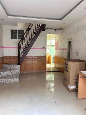 Nhà ngay chợ Đống Đa ~ 40m2, 2 PN hơn 2 tỷ - gần mặt tiền