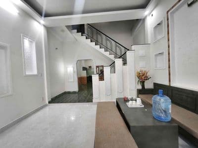 Nhà 2 tầng trước bến xe trung tâm