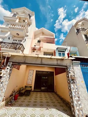 Cho Thuê Nhà Mới Xây DT 180m2 1Trệt 2Lầu 4Pn 3Wc Sân Đậu Ôtô