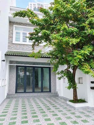 Cho thuê nhà ngcăn Làng Ðại Học ABC,DT:5x25 , 3 lầu,5 PN . Giá:14tr/th