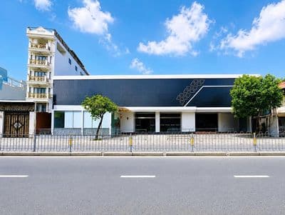 Cho thuê mặt tiền 42m 1500m2 trung tâm quận 7