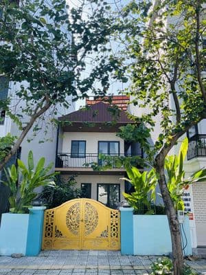 Nhà 2 phòng ngủ, có sân vườn, đầy đủ nội thất. Yên tĩnh
