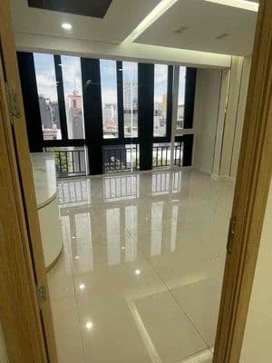 Cho thu.ê nhà 6 tầng mặt tiền NGUYỄN VĂN LINH -ngang 5m , có thang má