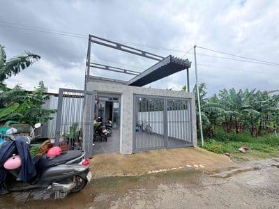 Nhà mới xây - chủ để lại toàn bộ nội thất - ngay trường học
