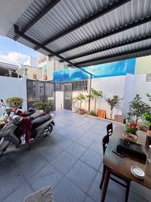 Cho Thuê Nhà Sân Vườn Mới Nguyên Căn 2 Tầng. DT: 142m2 có 3PN, 3WC.