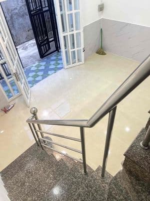 Nhà lầu đúc. Ở được 8-9 người , rộng rãi
