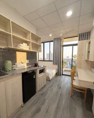 Căn hộ Ban Công, máy giặt, bếp riêng. Đi bộ qua Hutech, HB, NT. GTVT