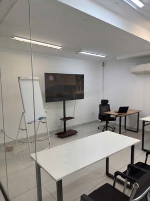 CHo Thuê Văn Phòng, Ngay Võ Thị Sáu, Q3. Ô Tô Đậu Thoải Mái, Thang Máy
