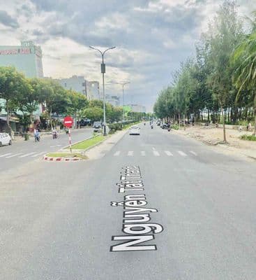 Cho thuê lô góc 2 tầng mặt tiền Nguyễn Tất Thành , dtsd 800m2