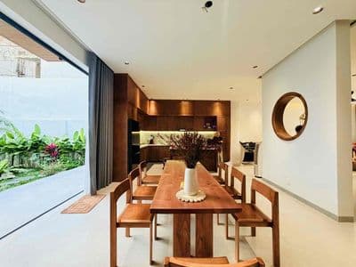 Cho thuê villa sân vườn mặt tiền Núi Thành , 4PN , 5WC , full nthat