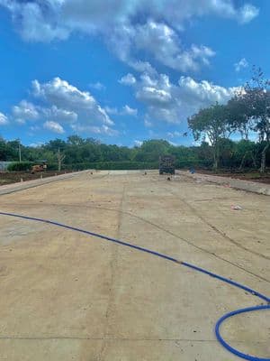 Nền sau chợ Bình Lộc đường bê tông 16m có vỉa hè với đèn đường
