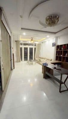 Nguyên lầu 2phòng, bếp, thang máy, sân riêng