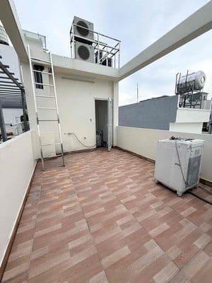 Nhà 5 tầng sân thượng ,Hẻm xe hơi,thông ,Bên hông Đại Ngoại Thương.