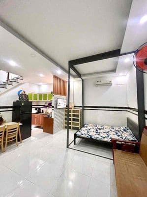 Nhà 1 trệt 1 lầu - mới - 2p ngủ - 2wc - 1 máy lạnh ạ