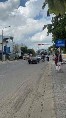Nhà mới xây mặt tiền đường Lạc Long Quân