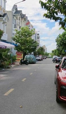 Bán nhà phố Phú Hồng Thịnh 8, Bình Dương