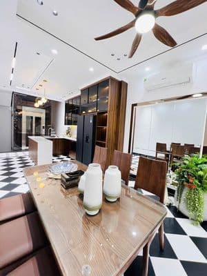 Cho thuê nhà Ngọc Khánh, Ba Đình, thang máy, mới đẹp
