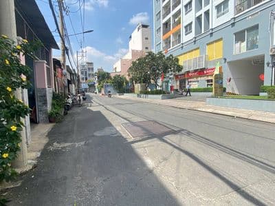 Nhà Thuê 10x30m.Cấp 4.Hẻm 10m Lũy Bán Bích.Gía:35tr