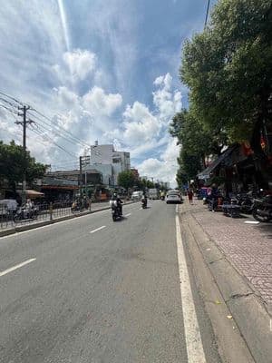 Nhà lô góc hai mặt tiền kinh doanh-ngay ngã tư bốn xã- 93m2- 10ty9 .Th