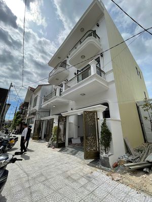 Nhà 3 Tầng Full nội thất sát Mặt tiền Phạm Văn Đồng Gía chỉ 3,7xx Tỷ.