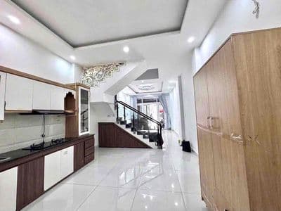RẺ - Cho thuê nhà 4 Tầng - 5PN hẻm 8m oto thông sát 4S Linh Đông
