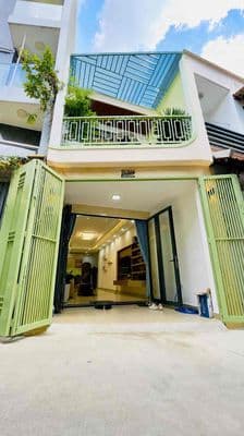 Xe Hơi ngủ trong nhà, gần ngã 3 HVH và Ng.kiệm. ĐC: 694/33/10 Nguyễn k