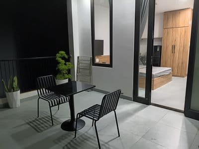 Cho thuê căn hộ studio có sân vườn rất lớn, tách bếp với phòng ngủ
