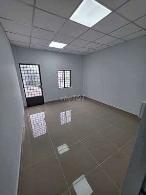 Nhà mặt tiền đối diện trường học, sát ngã tư. Đường Độc Lập