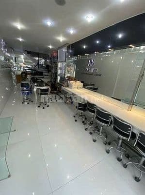 Bán nhà MT đường HUỲNH VĂN BÁNH, nhà 4T Công Nhận 41m2 giá chỉ 11 tỷ.