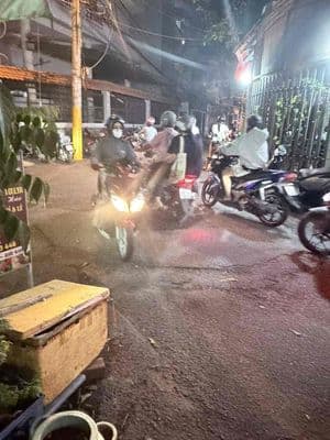 bán nhà mặt tiền hẻm xe tải. DT:4,2 x 16. đang kinh doanh buôn bán