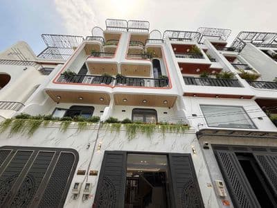 Nhà phố xây mới ngay ngã tư ga có ô chờ thang máy