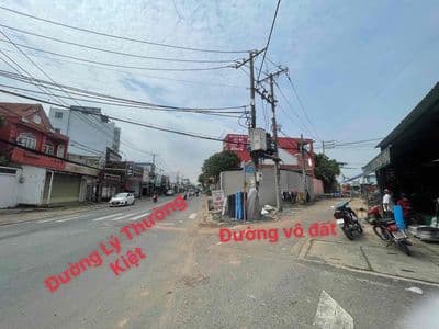 Chính chủ bán đất thổ cư xây tự do trung tâm Hóc Môn
